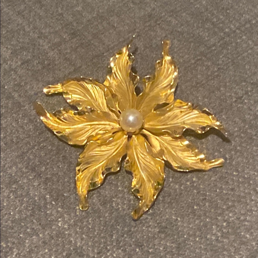 Elegant Vintage Gold Floral Brooch with Faux Pearl Accent